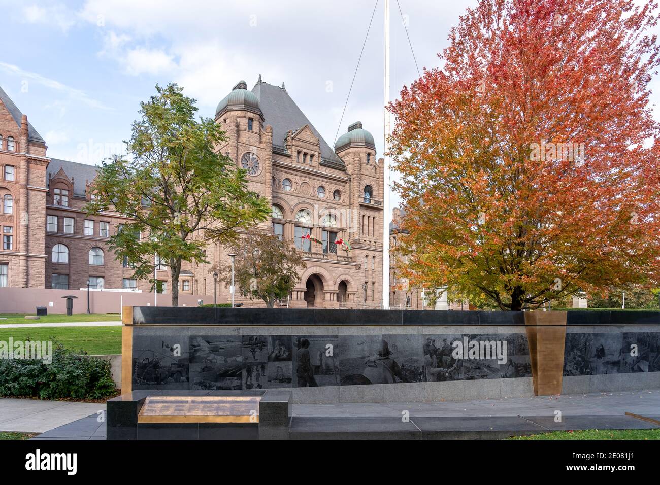 Toronto, Kanada - 24. Oktober 2019: Ontario Veterans' war Memorial mit dem Ontario Legislative Building im Hintergrund in Toronto. Stockfoto