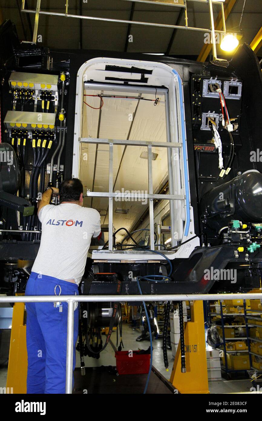 Atmosphäre im Alstom Citadis Straßenmontagewerk in La Rochelle-Aytre, Frankreich am 9. Januar 2012. Der französische Ingenieurkonzern Alstom ist auch Hersteller der Hochgeschwindigkeitszüge AGV, TGV und Eurostar sowie der Citadis-Trams. Der AGV-Zug (Automotrice Grande Vitesse) fährt mit bis zu 360 km/h und wird von Motoren angetrieben, die unter jedem Wagen platziert sind. Foto von Patrick Bernard/ABACAPRESS.COM Stockfoto