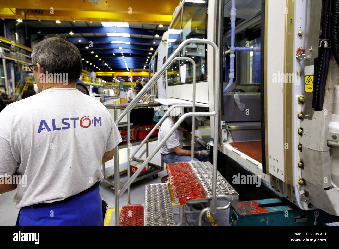 Atmosphäre im Alstom Citadis Straßenmontagewerk in La Rochelle-Aytre, Frankreich am 9. Januar 2012. Der französische Ingenieurkonzern Alstom ist auch Hersteller der Hochgeschwindigkeitszüge AGV, TGV und Eurostar sowie der Citadis-Trams. Der AGV-Zug (Automotrice Grande Vitesse) fährt mit bis zu 360 km/h und wird von Motoren angetrieben, die unter jedem Wagen platziert sind. Foto von Patrick Bernard/ABACAPRESS.COM Stockfoto