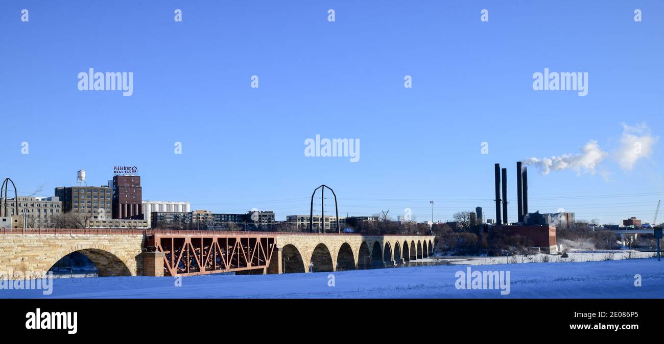 Vintage Steinbogenbrücke über den Mississippi Fluss in der Winter Stockfoto