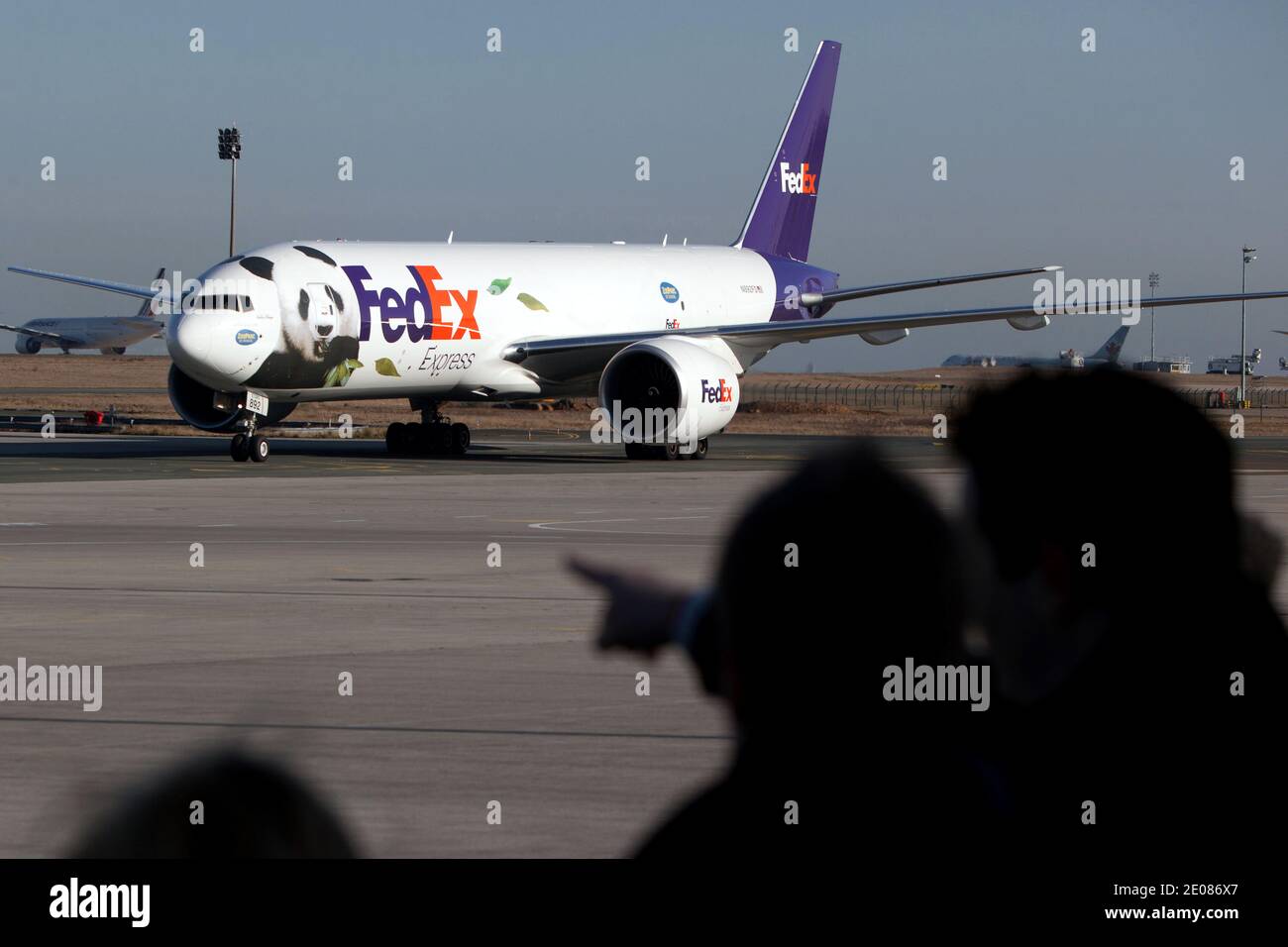 Das Flugzeug mit den beiden chinesischen Pandas kommt am 15. januar 2012 am Flughafen Paris Roissy in Paris an. Die Tiere verließen ihr Brutzentrum im Südwesten Chinas für einen 10-jährigen Aufenthalt in Frankreich, in einem Darlehen, das nach Jahren von Verhandlungen auf höchster Ebene besiegelt wurde. Huan Huan ('glücklich') und Yuan Zi ('mollig') sollen zum Zoo Beauval gehen, im mittleren Westen Frankreichs. Foto von Stephane Lemouton/ABACAPRESS.COM Stockfoto