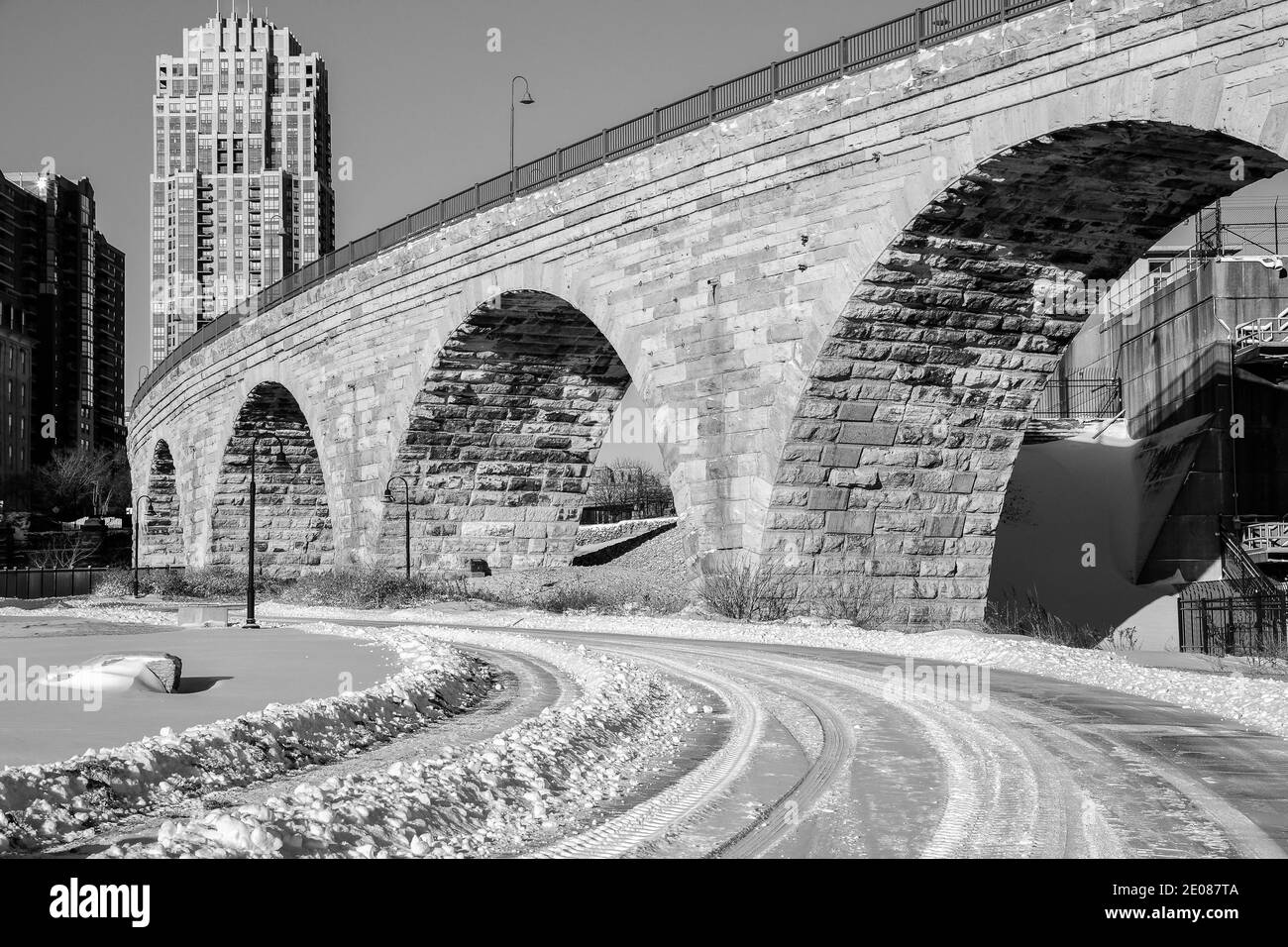 Vintage Steinbogenbrücke über den Mississippi Fluss in der Winter Stockfoto