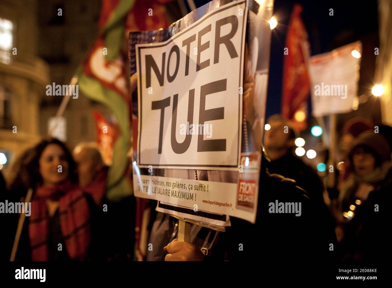 Aktivisten der französischen Linken, Parti de Gauche, nehmen am 16. Januar 2012 an einer Demonstration vor dem Pariser Hauptquartier von Standard & Poor Teil, um gegen die Herabstufung der Bonität Frankreichs und die Finanzmärkte in Paris zu protestieren. Foto von Stephane Lemouton/ABACAPRESS.COM Stockfoto