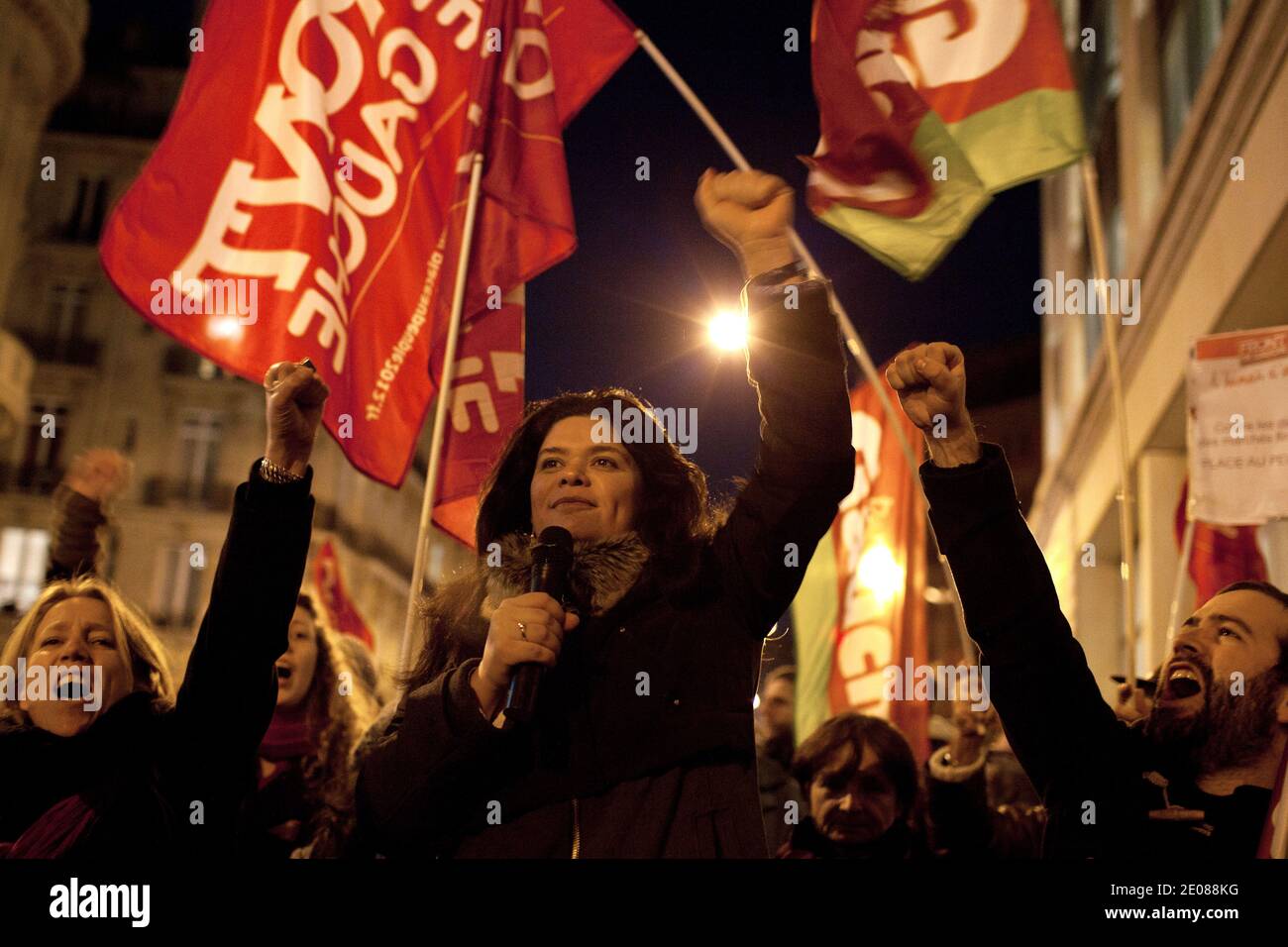 Aktivisten der französischen Linken, Parti de Gauche, nehmen am 16. Januar 2012 an einer Demonstration vor dem Pariser Hauptquartier von Standard & Poor Teil, um gegen die Herabstufung der Bonität Frankreichs und die Finanzmärkte in Paris zu protestieren. Foto von Stephane Lemouton/ABACAPRESS.COM Stockfoto