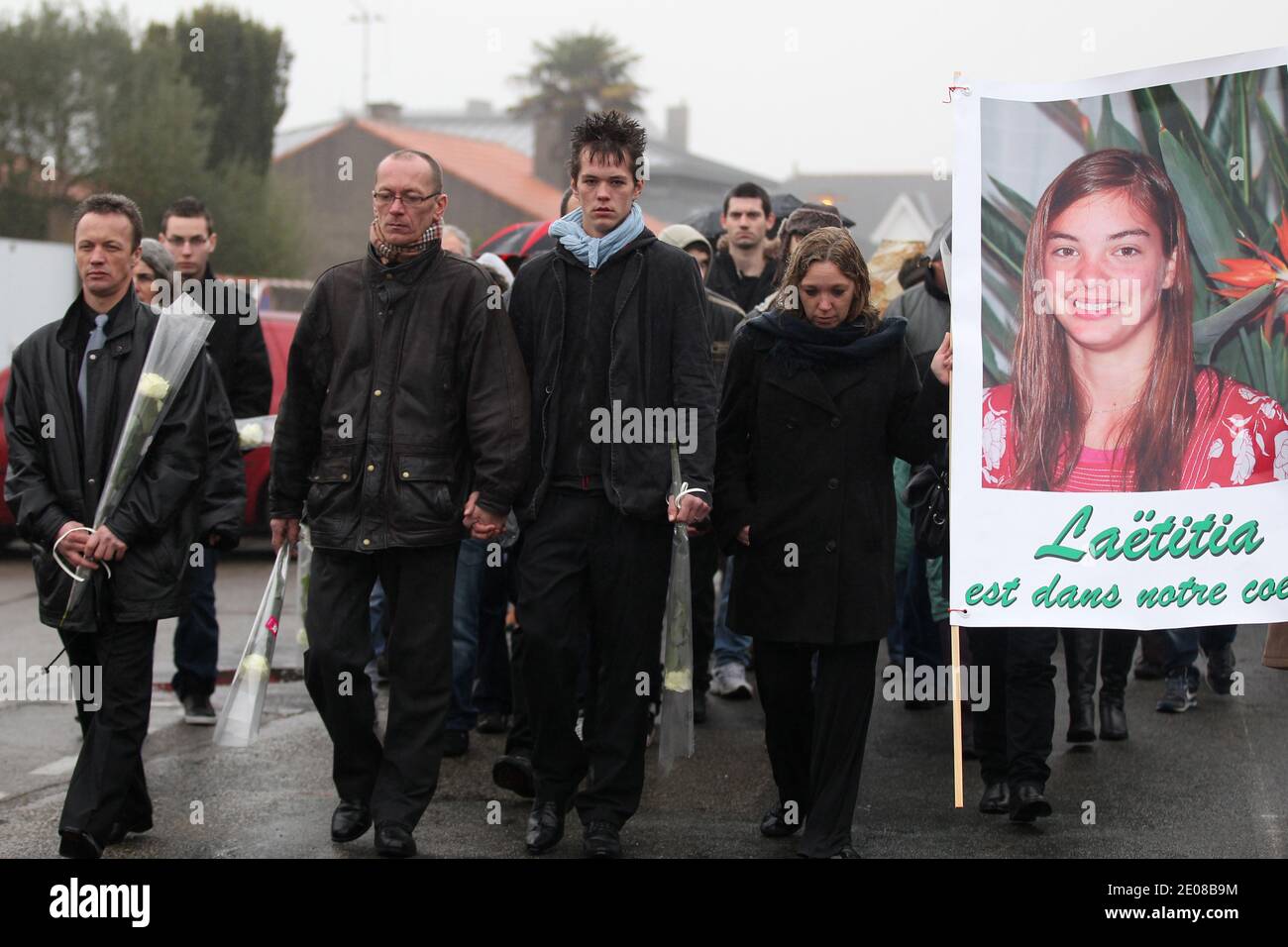 (L-R) Franck Perrais, der biologische Vater der getöteten Laetitia Perrais, Stephane Perrais, ihr Onkel, und Jason Perrais, ihr Cousin, nehmen an einem stillen marsch Teil, der ein Jahr nach ihrem Tod in La Bernerie-en-Retz, Westfrankreich, am 18. Januar 2012 in Laetitias Gedächtnis stattfand. Foto von Laetitia Notarianni/ABACAPRESS.COM Stockfoto