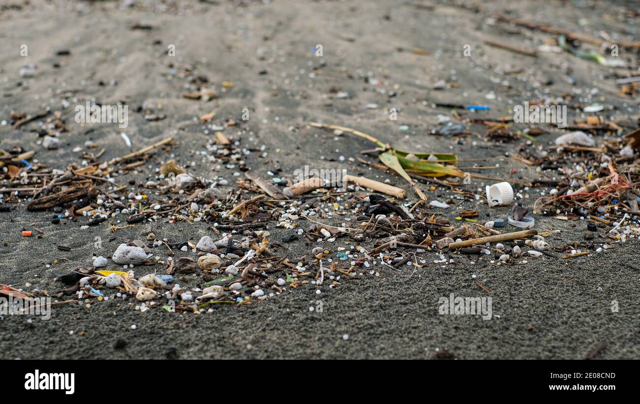 Mikroplastik und Teerverschmutzung an der schmutzigen Küste, Umweltabfälle Kontamination Stockfoto
