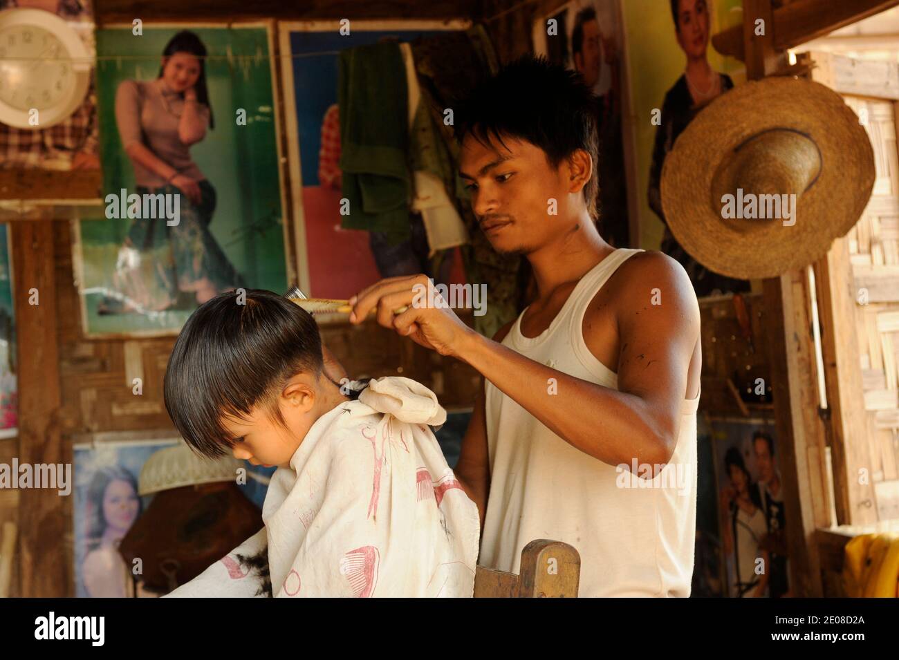 Friseur in Paleik Dorf, Burma. Coiffeur, Palik, Birmanie, 2012.Foto von David Lefranc/ABACAPRESS.COM Stockfoto