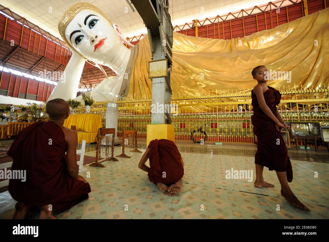 Die Chauk HTAT Gyi Pagode ist berühmt für ihr riesiges Bild von Reclining Buddha, buddhistischen Mönchen, Burma. Pagode Chauk HTAT Gyi, celebre pour son Bouddha couche, moines bouddhistes, Birmanie, 2012.Foto von David Lefranc/ABACAPRESS.COM Stockfoto