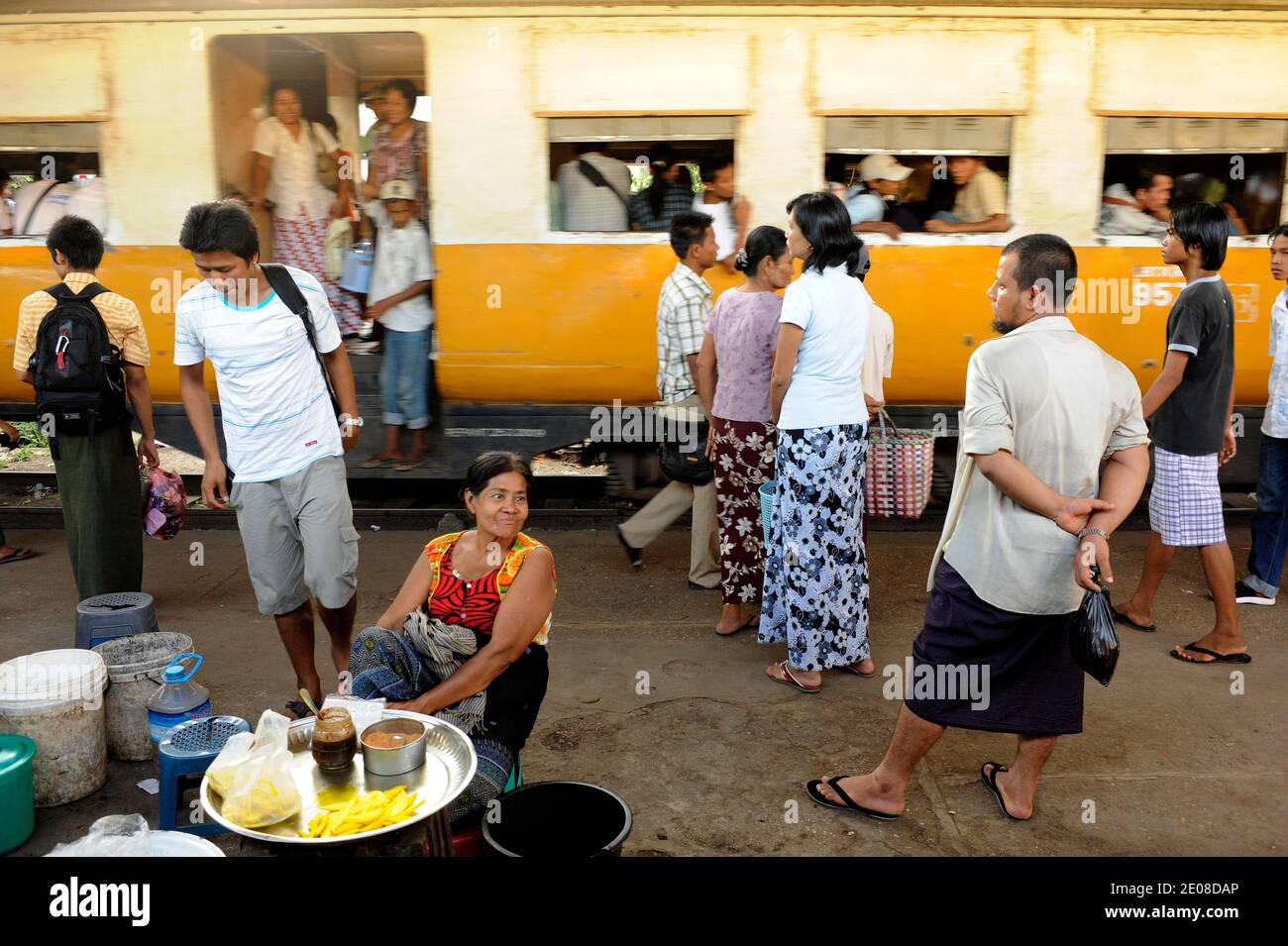 Bahnhof, Burma.Gare, Wagon, Quai, Birmanie, 2012. Foto von David Lefranc/ABACAPRESS.COM Stockfoto