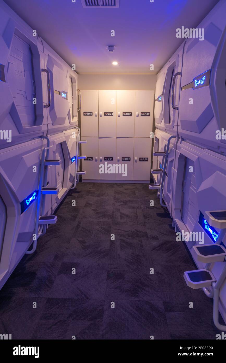 Futuristisches POD Hostel mit begrenztem Platz Stockfoto