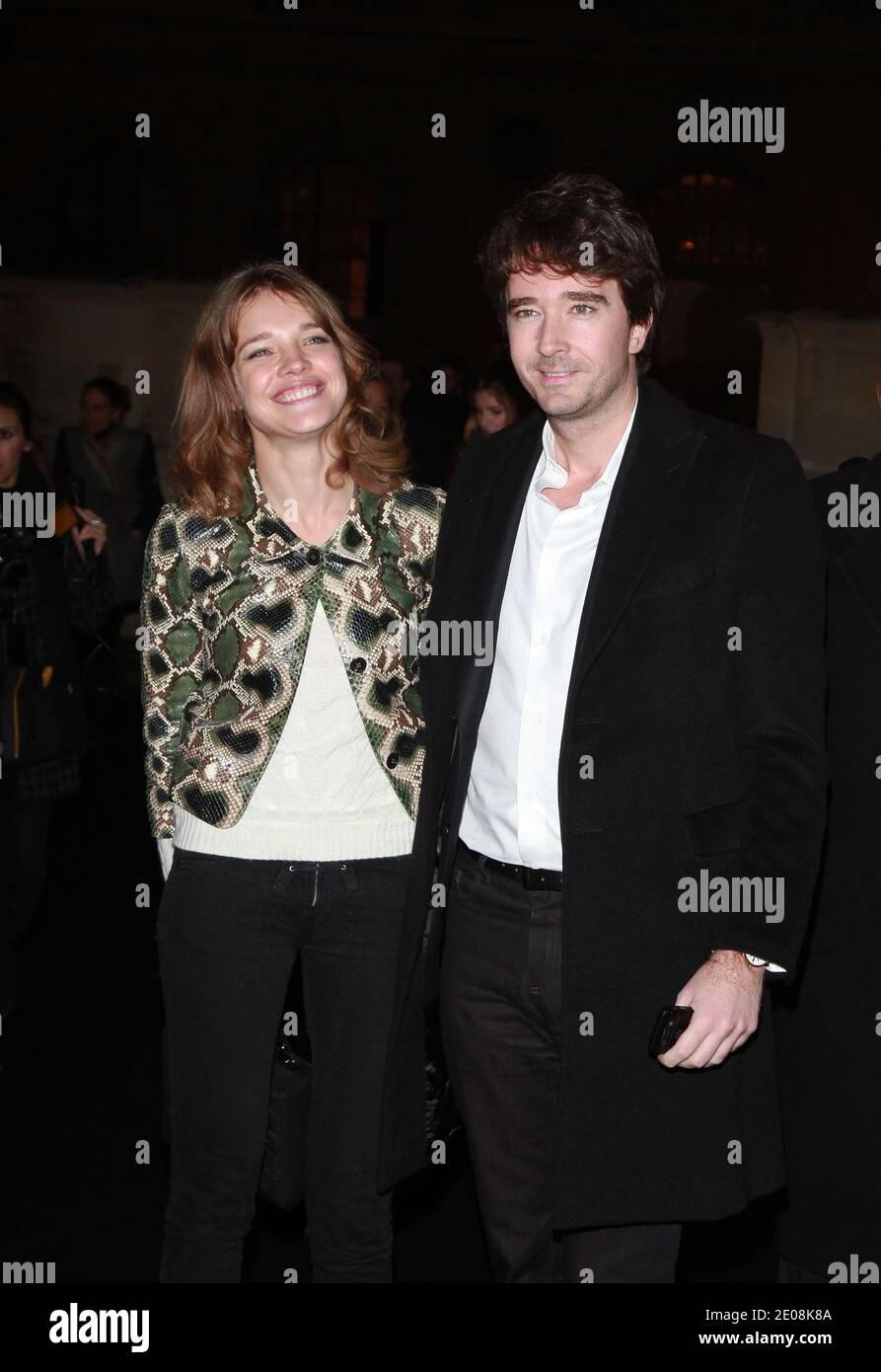 Antoine Arnault und Natalia Vodianova kommen zur Ausstellung der Kollektion Etam Frühjahr/Sommer 2012, die am 23. Januar 2012 in Beaux Arts in Paris, Frankreich, stattfand. Foto von Denis Guignebourg/ABACAPRESS.COM Stockfoto