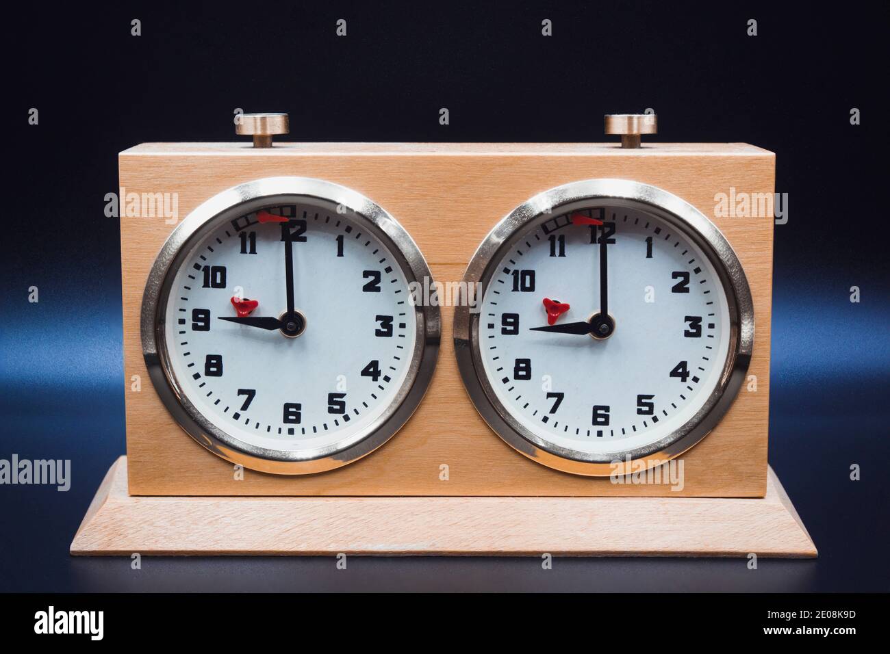 Analoge Schachuhr auf dunklem Hintergrund isoliert Stockfoto