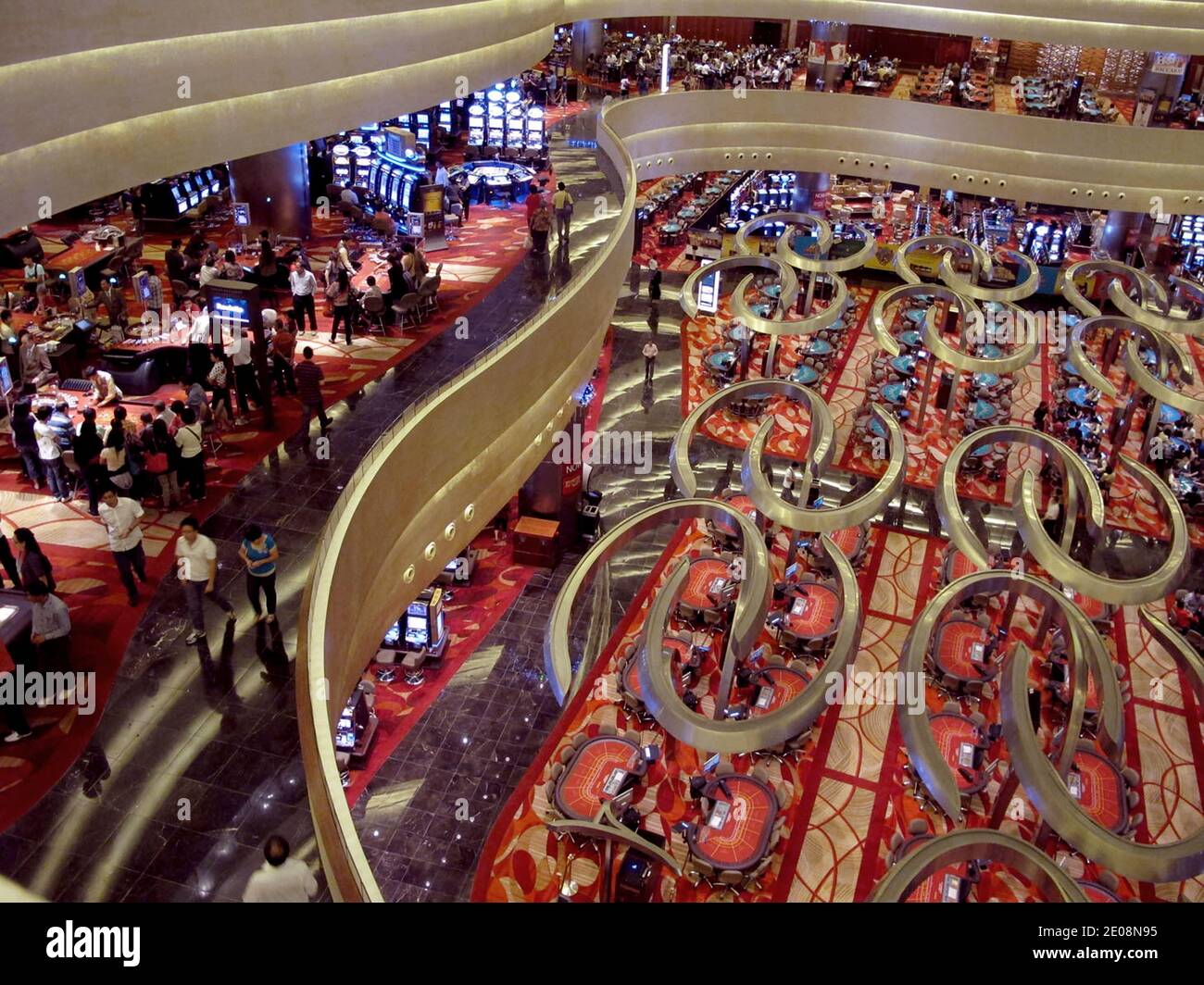 Ein Blick auf die Marina Bay Sands in Singapur, Januar 2012. Marina Bay Sands ist ein integriertes Resort direkt an der Marina Bay in Singapur. Es wird als das teuerste Standalone-Casino-Anwesen der Welt mit 6 Milliarden Dollar abgerechnet. Mit dem Casino komplett, das Resort verfügt über ein 2,561-Zimmer-Hotel, ein 1,300,000 Quadratfuß (120,000 m2) Convention-Ausstellungszentrum, das 800,000 Quadratfuß (74,000 m2) The Shoppes at Marina Bay Sands Mall, ein ikonisches ArtScience Museum, zwei große Theater, sieben "Promi-Koch"-Restaurants, zwei schwimmende Crystal Pavilions, eine Eislaufbahn, Und das größte Atriu der Welt Stockfoto