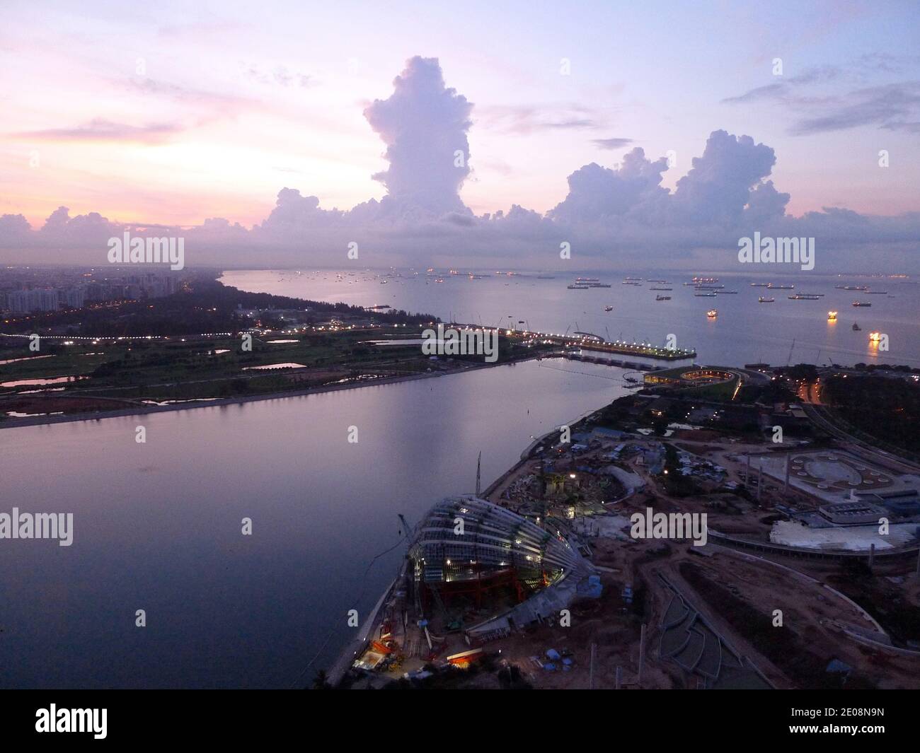 Ein Blick auf die Marina Bay Sands in Singapur, Januar 2012. Marina Bay Sands ist ein integriertes Resort direkt an der Marina Bay in Singapur. Es wird als das teuerste Standalone-Casino-Anwesen der Welt mit 6 Milliarden Dollar abgerechnet. Mit dem Casino komplett, das Resort verfügt über ein 2,561-Zimmer-Hotel, ein 1,300,000 Quadratfuß (120,000 m2) Convention-Ausstellungszentrum, das 800,000 Quadratfuß (74,000 m2) The Shoppes at Marina Bay Sands Mall, ein ikonisches ArtScience Museum, zwei große Theater, sieben "Promi-Koch"-Restaurants, zwei schwimmende Crystal Pavilions, eine Eislaufbahn, Und das größte Atriu der Welt Stockfoto