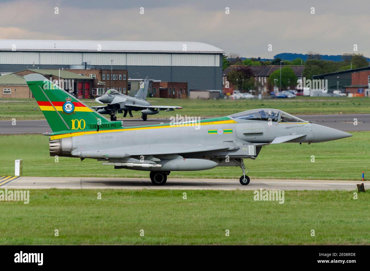 RAF Typhoon Jet-Kampfflugzeuge Rollen bei Royal Air Force Coningsby, Lincolnshire, Großbritannien. RAF 3 Geschwader mit 100-jährigem Gedenkschwanz Stockfoto