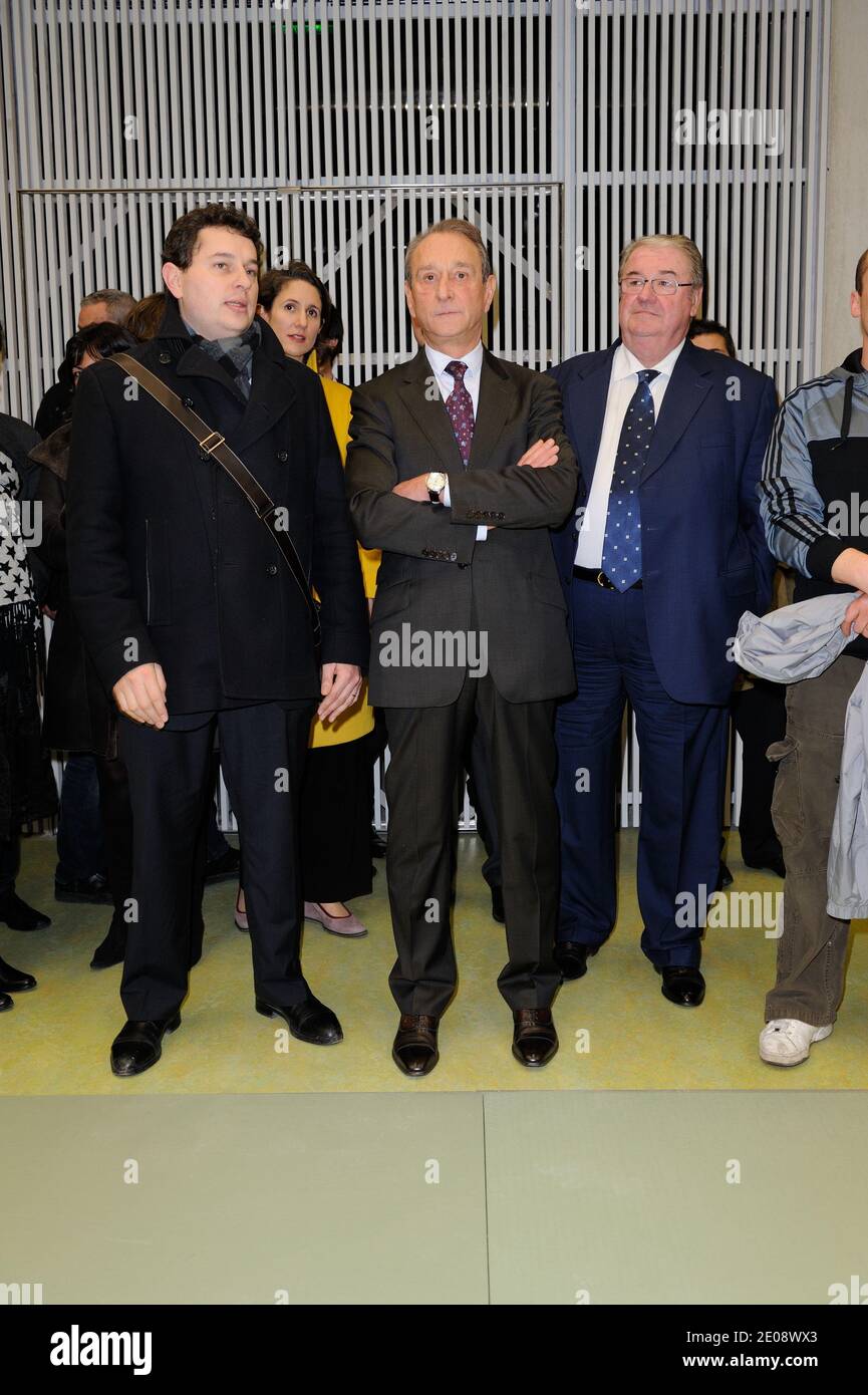 Der Pariser Bürgermeister Bertrand Delanoe und der 18. Bezirksbürgermeister Daniel Vaillant besuchen am 25. Januar 2012 das neue Sportzentrum Pajol in Paris, Frankreich. Foto von Alban Wyters/ABACAPRESS.COM Stockfoto