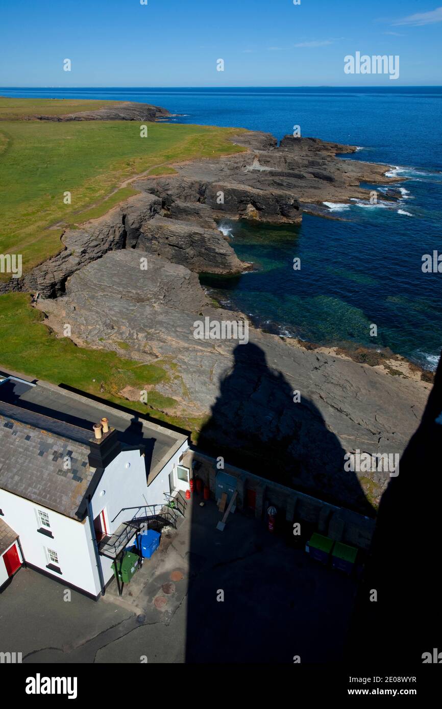 Der Blick ins Landesinnere der Hook Peninsula, vom Hook Lighthouse, Fethard on Sea, Wexford, Irland, einer der ältesten Leuchttürme der Welt, die h Stockfoto