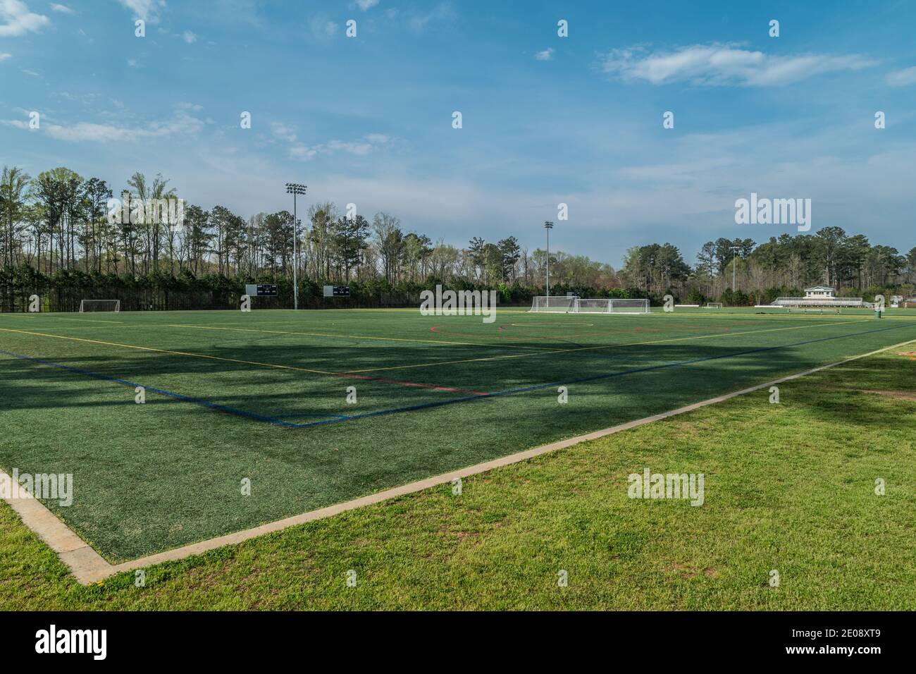 Leere und leere Fußballfelder in einem Park auf einem Sonniger Tag im Frühling während der Pandemie Coronavirus Einschränkungen geschlossen Stockfoto