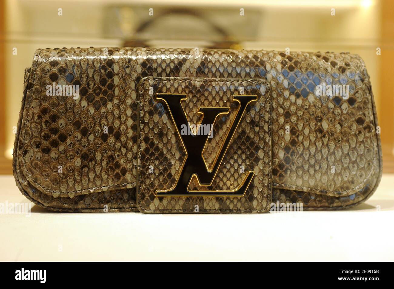 Innenansicht des ersten Louis Vuitton Maison, das am 27. Januar 2012 in Rom in Italien eröffnet wurde. Ein emblematisches historisches Kino in Rom eröffnet sich als neues Wahrzeichen der Mode, als Louis Vuitton das Roma Etoile Maison feiert. Der Laden heißt "L'Etoile" nach dem Namen des historischen Kinos in der Innenstadt von Rom an der Piazza San Lorenzo in Lucina. Die 1,200 Quadratmeter große Ausstellungsfläche wurde vom Architekten Peter Marino neu interpretiert und bietet die raffiniertesten Stücke sowie einen Vorführraum für Kurzfilme, Dokumentationen und Originalkreationen. Der Vorführraum ist eine Anspielung auf Louis Vuitton’s p Stockfoto