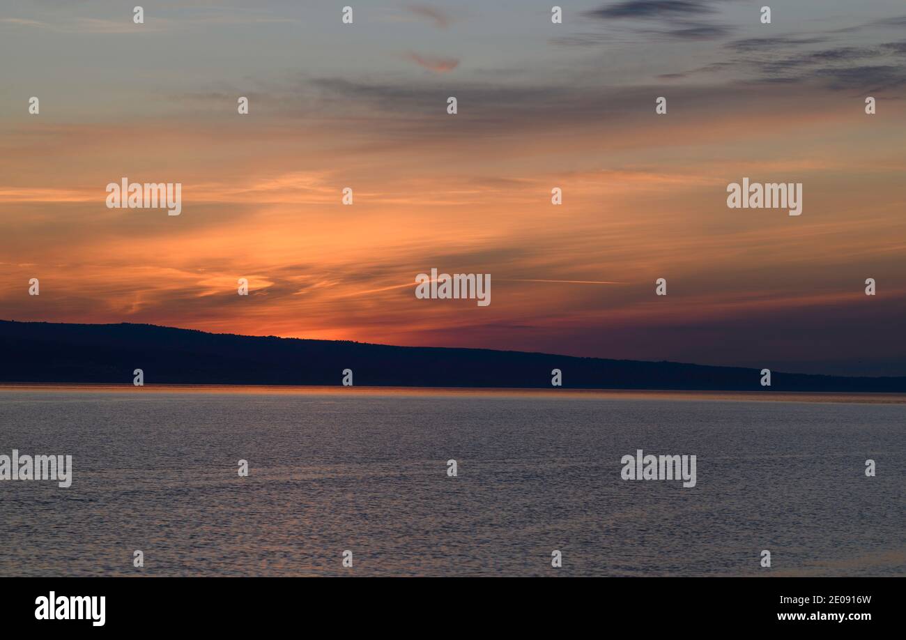 Zauberhafte Sonnenuntergänge an der Adriaküste Stockfoto