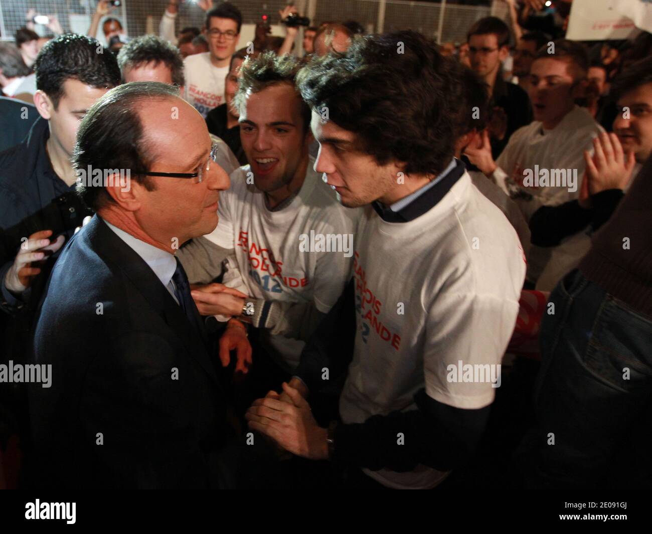 Francois Hollande, Kandidat der Sozialistischen Partei (PS) für die französischen Präsidentschaftswahlen 2012, hält am 27. Januar 2012 eine Wahlkampfkundgebung in Bourgoin-Jallieu, Ostfrankreich, ab. Fotos von Vincent Dargent/ABACAPRESS.COM Stockfoto