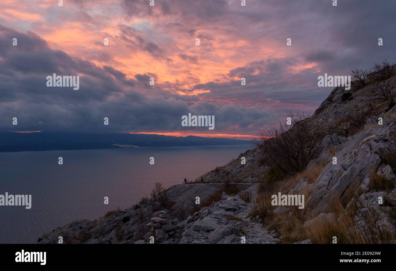 Zauberhafte Sonnenuntergänge an der Adriaküste Stockfoto