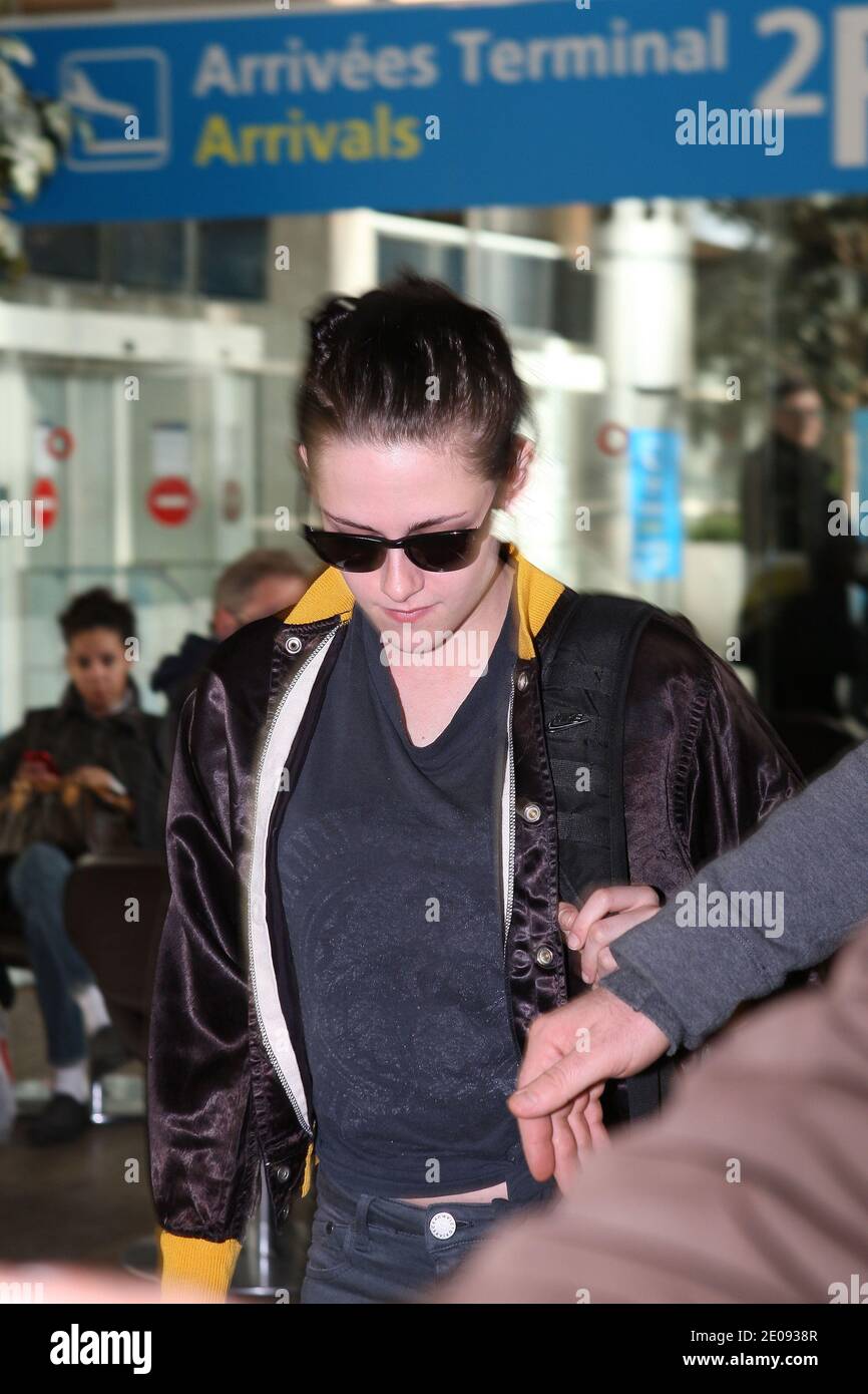 Die amerikanische Schauspielerin Kristen Stewart wird am 29. Januar 2012 am Flughafen Roissy-Charles de Gaulle in Paris, Frankreich, gesichtet. Foto von ABACAPRESS.COM Stockfoto