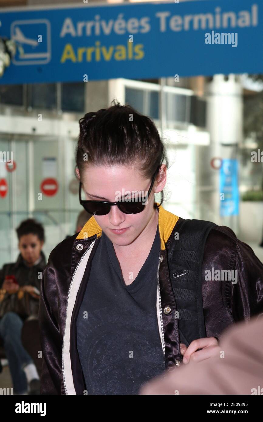 Die amerikanische Schauspielerin Kristen Stewart wird am 29. Januar 2012 am Flughafen Roissy-Charles de Gaulle in Paris, Frankreich, gesichtet. Foto von ABACAPRESS.COM Stockfoto