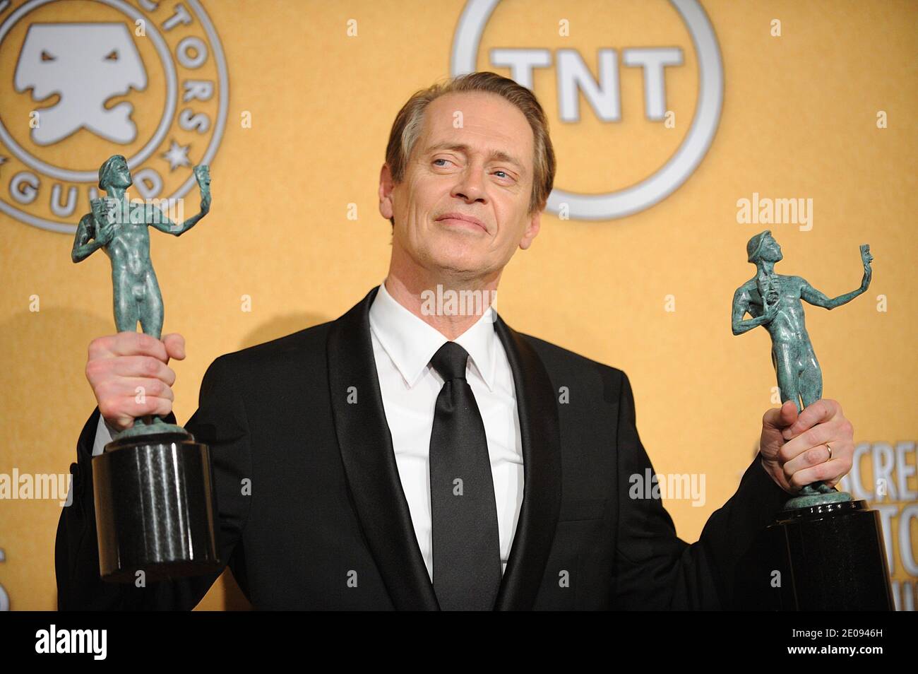 Steve Buscemi posiert im Pressesaal mit der herausragenden Leistung eines männlichen