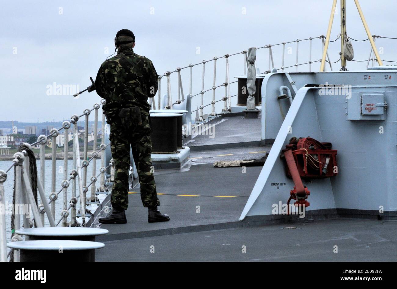 AJAXNETPHOTO. 2008. PORTSMOUTH, ENGLAND. - ZERSTÖRER SICHERHEIT - BEWAFFNETE ROYAL MARINE AUF DEM VORDECK DES TYP 42 ZERSTÖRER HMS GLOUCESTER VERLASSEN HAFEN. FOTO: JONATHAN EASTLAND/AJAX. REF.: D082306_203 Stockfoto