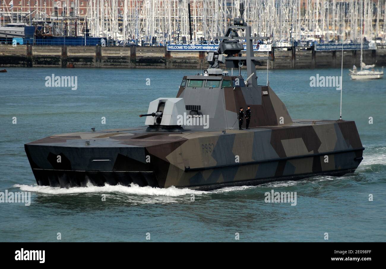 AJAXNETPHOTO. SEPTEMBER 2014. PORTSMOUTH, ENGLAND. - ROYAL NORWEGIAN NAVY RAKETE PATROUILLE BOOT SKJOLD KLASSE HNOMS SKUDD EN ROUTE NACH CARDIFF NACH EINEM UNGEPLANTEN ZWISCHENSTOPP AUF PNB. FOTO:TONY HOLLAND/AJAXREF:DTH 140209 968 Stockfoto