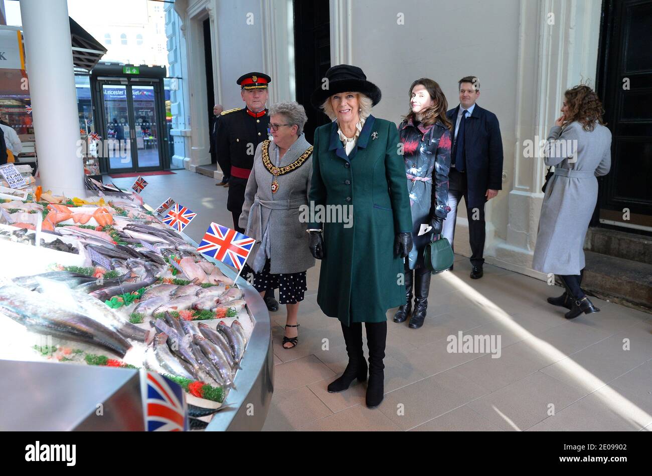 HRH Prinz Charles und Camilla Herzogin von Cornwall während einer Besuchen Sie Leicester Market Stockfoto