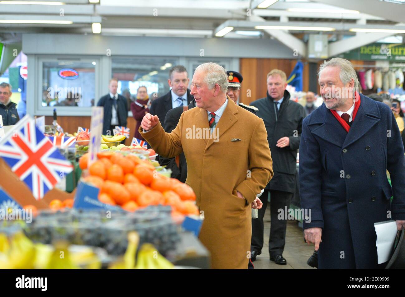 HRH Prinz Charles und Camilla Herzogin von Cornwall während einer Besuchen Sie Leicester Market Stockfoto