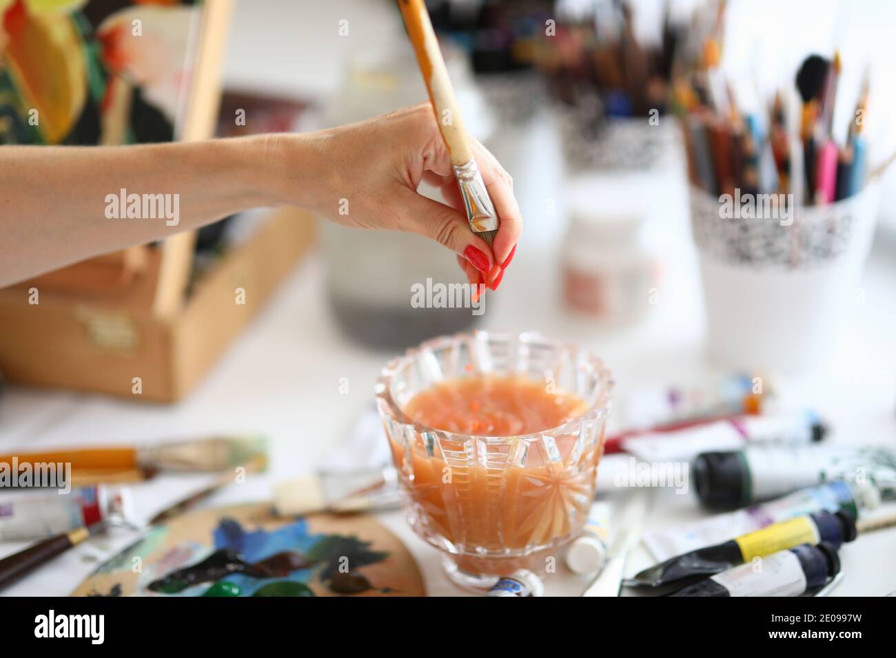 Malerin im studio Stockfoto