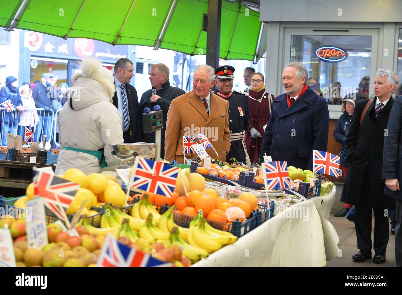 HRH Prinz Charles und Camilla Herzogin von Cornwall während einer Besuchen Sie Leicester Market Stockfoto