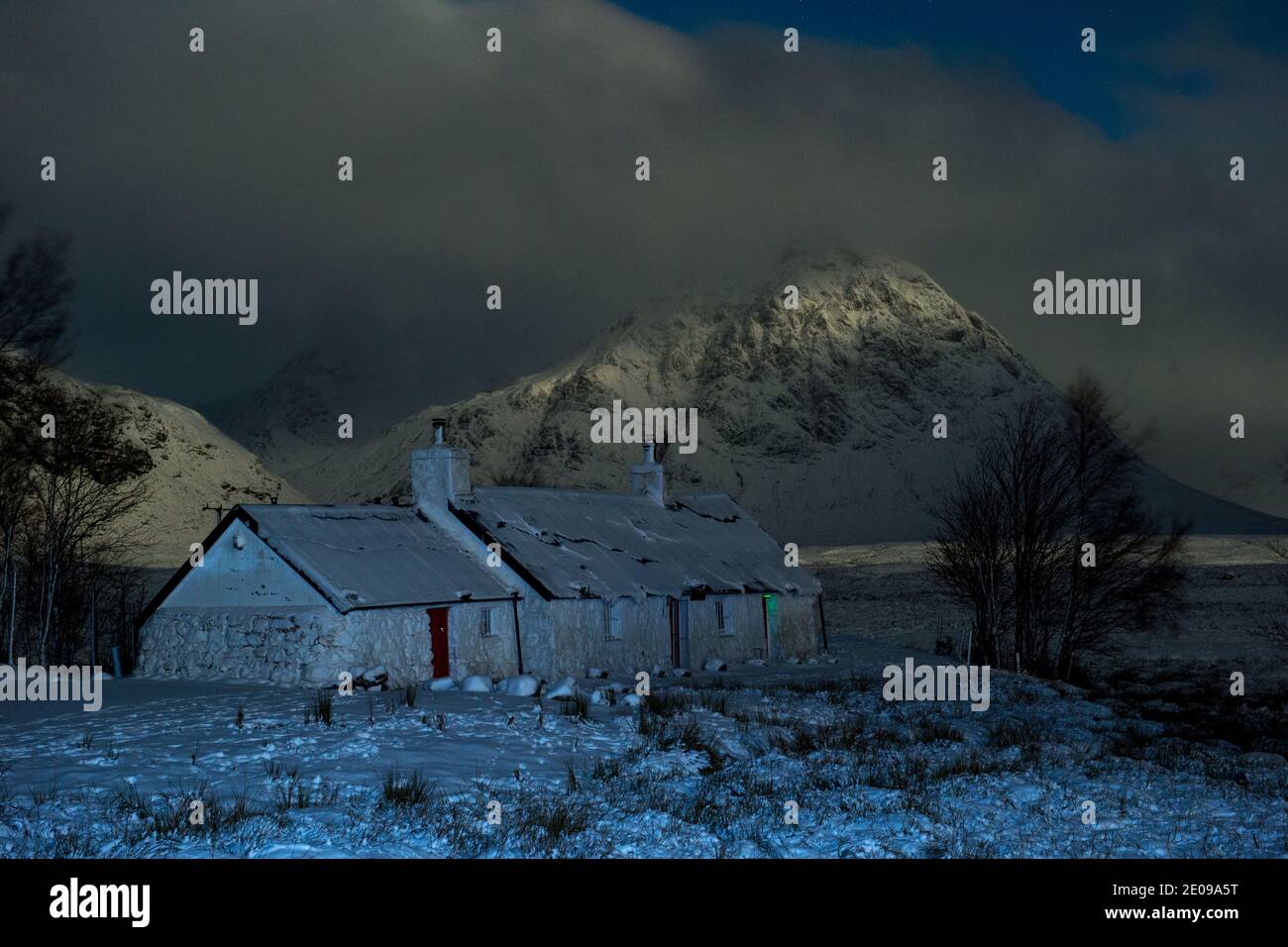 Glencoe, Schottland, Großbritannien. Dezember 2020. Im Bild: Hochlandhütte in Glencoe mit dem berühmten dreieckigen Berg Buachaille Etive Mòr im Hintergrund, dessen Gipfel in Wolken und eisigen Nebel gehüllt ist. Gelbe Schneewarnung an Ort und Stelle, da mehr Schnee mit frostigen Temperaturen über Nacht erwartet wird. Quelle: Colin Fisher/Alamy Live News Stockfoto