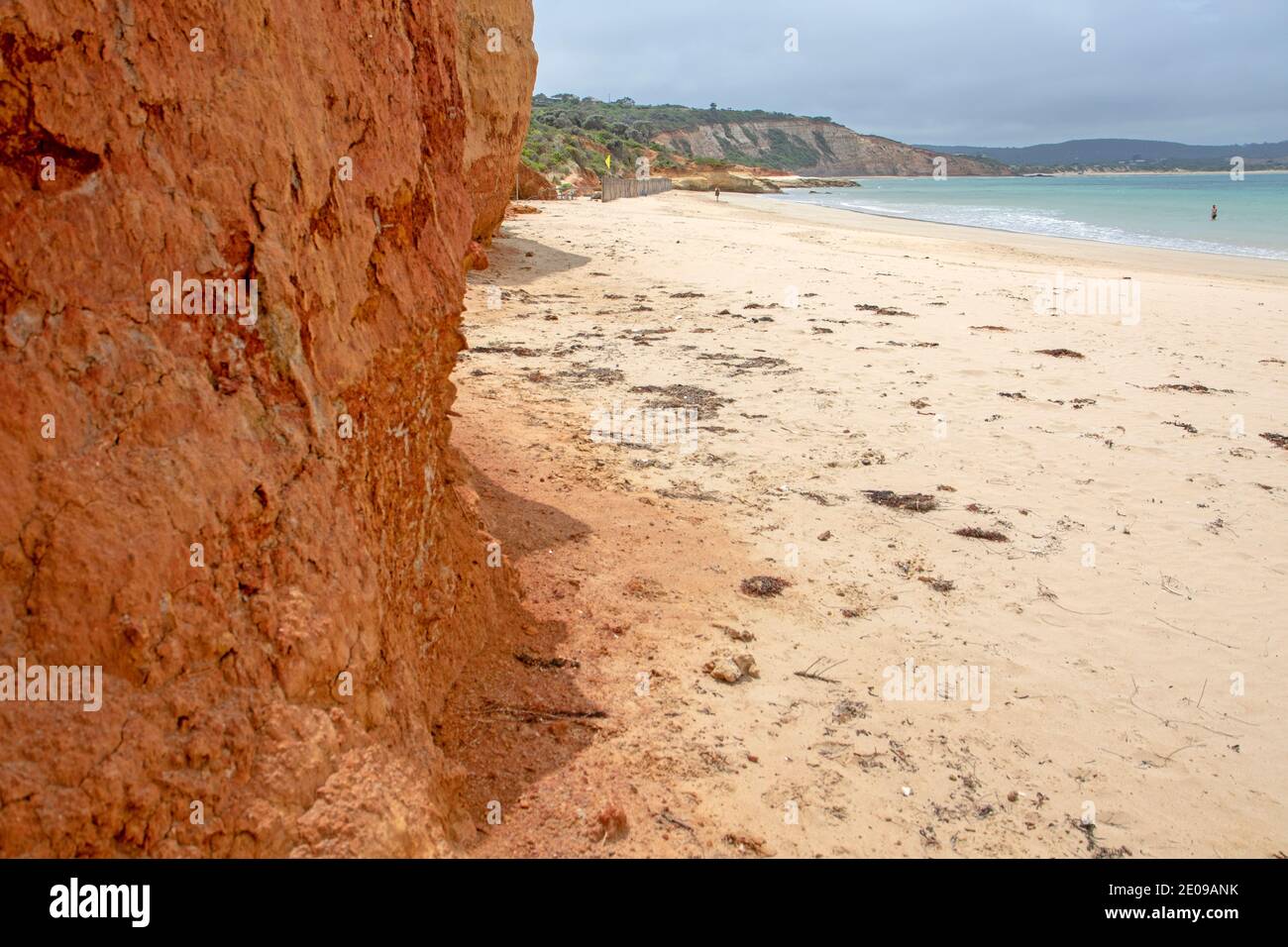 Klippen und Strand am Point Roadknight Stockfoto