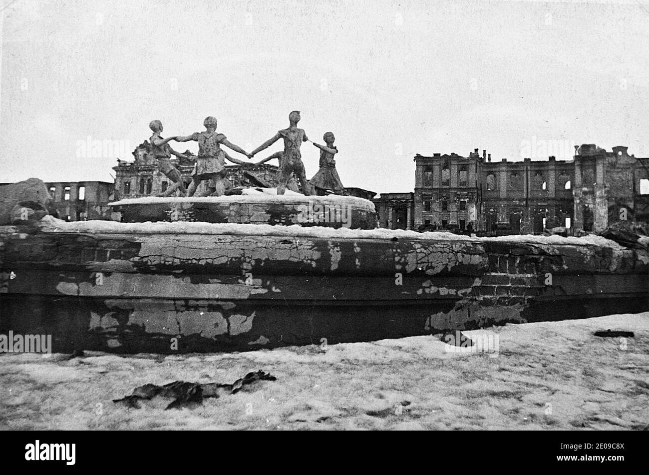 Brunnen "Kindertanz" auf dem Bahnhofsplatz nach dem Ende der Schlacht von Stalingrad, Russland, 1943 Stockfoto