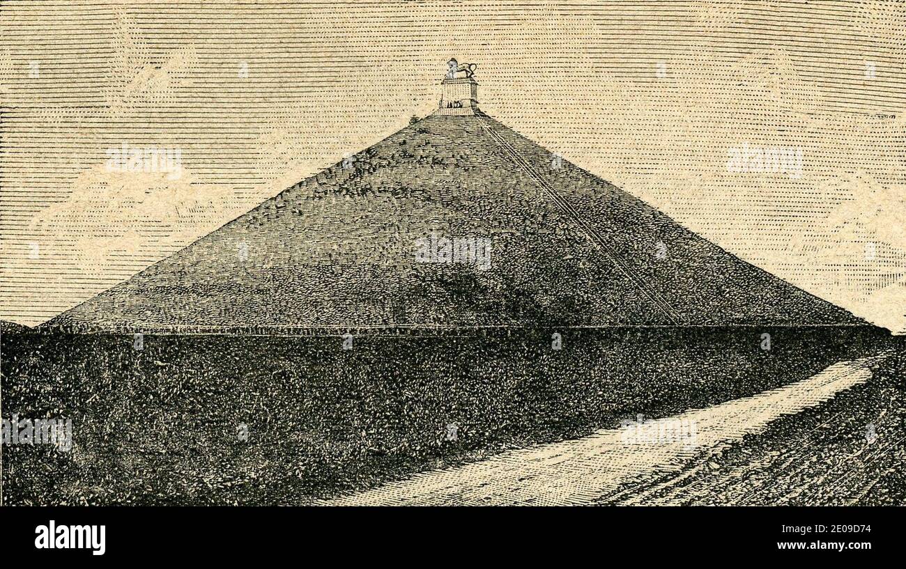 Leone sulla piramide eretta dagli inglesi a Waterloo. Stockfoto