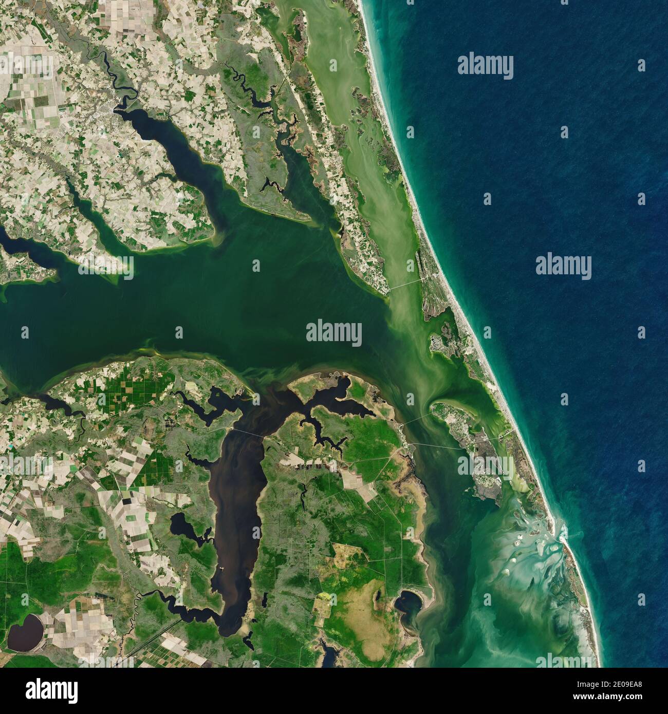Luftaufnahme von Albermarle Sound und Kitty Hawk Tsado/NASA Stockfoto