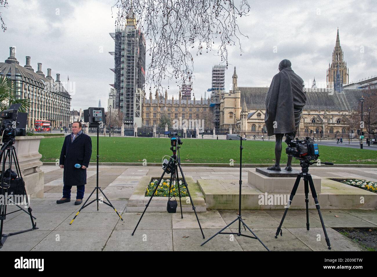 Journalisten und Rundfunkanstalten, die vor den Houses of Parliament Filmen, während Abgeordnete am 30. Dezember 2020 über das Handelsabkommen zwischen Großbritannien und der EU nach dem Brexit debattieren und abstimmen. Stockfoto