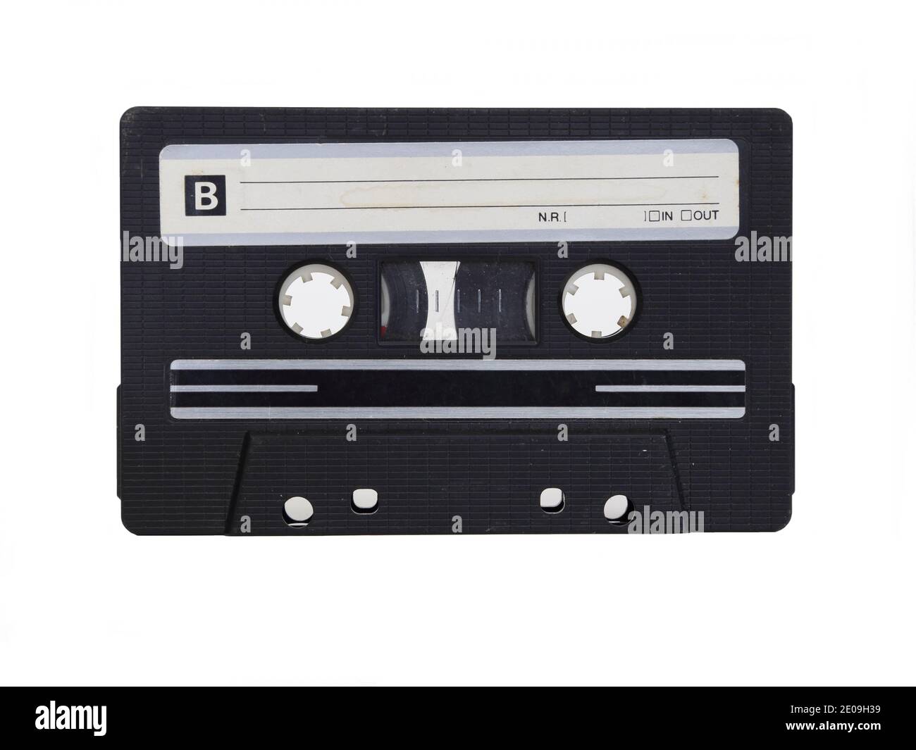 Ein nicht markiertes, schwarzes Analogband wird auf der B-Seite in der Nahaufnahme dargestellt und vor weißem Hintergrund isoliert. Stockfoto