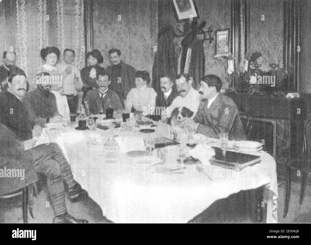 Les aviateurs au Restaurant de Mourmelon le Grand Bunau-Varilla H Farman G Voisin P Painlevé B-Varilla. Stockfoto