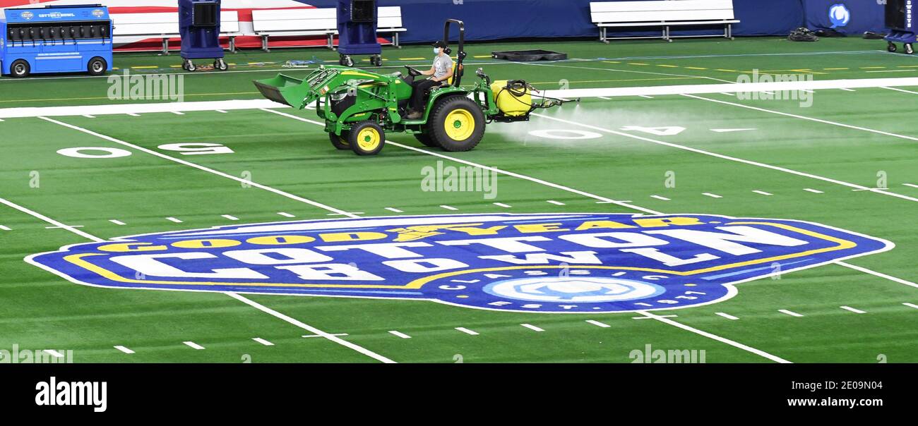 Arlington, Usa. Dezember 2020. Ein Stadionarbeiter bringt Desinfektionsmittel auf das Feld vor dem Goodyear Cotton Bowl Classic am Mittwoch, den 30. Dezember 2020 im AT&T Stadium in Arlington, Texas. Die Oklahoma Sooners wird die Florida Gators Gesicht. Foto von Ian Halperin/UPI Kredit: UPI/Alamy Live Nachrichten Stockfoto