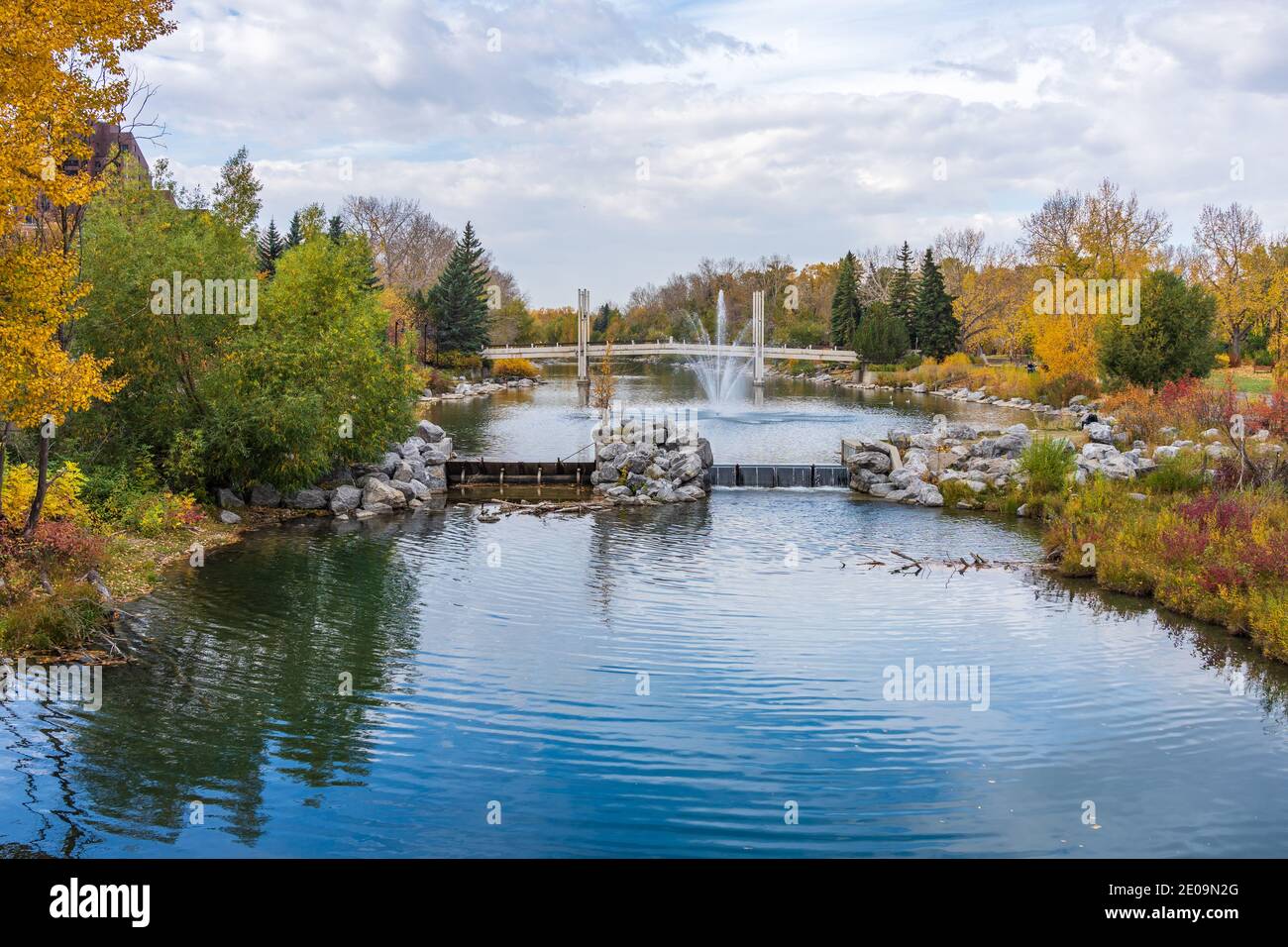 Prince's Island Park Jaipur Bridge am Bow River Bank. Herbstlandschaft in der Innenstadt von Calgary, Alberta, Kanada. Stockfoto