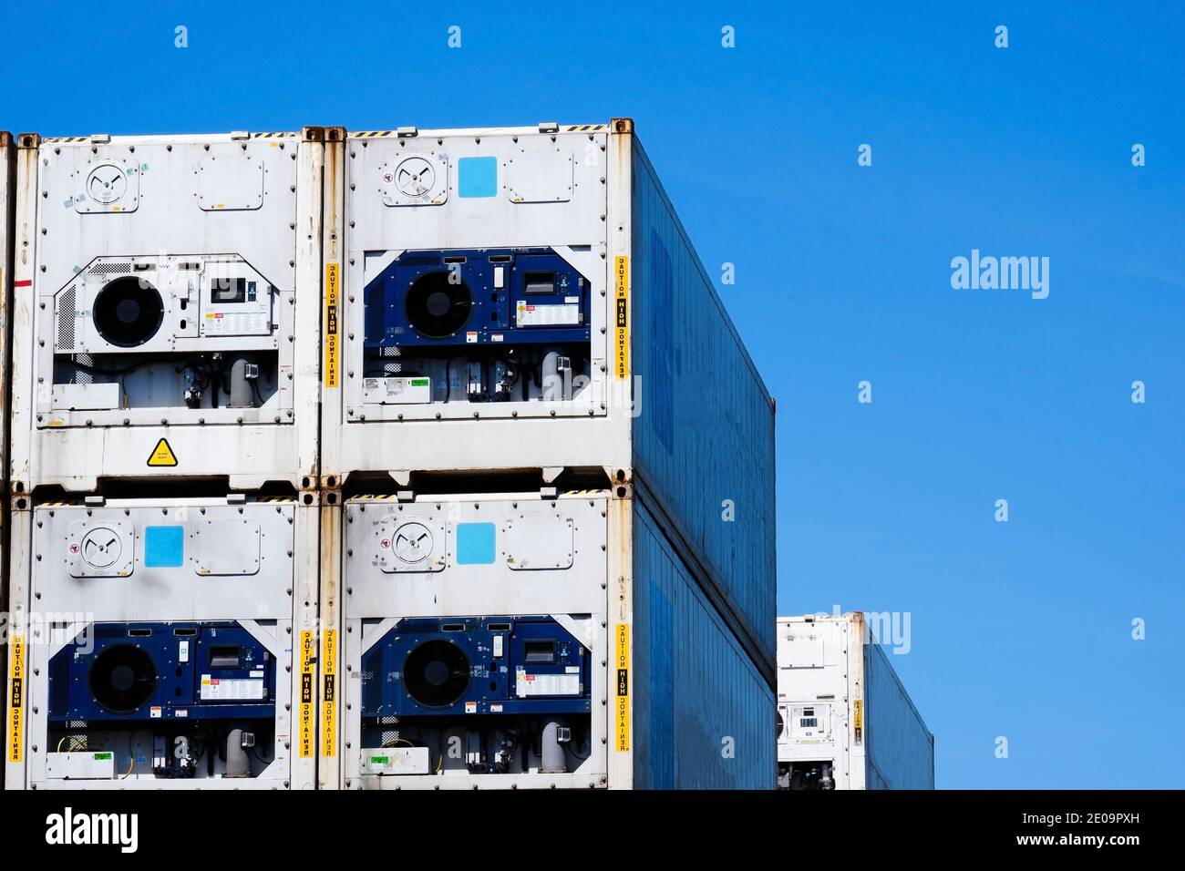 Gestapelten Containern in einem Versand-terminal Stockfoto
