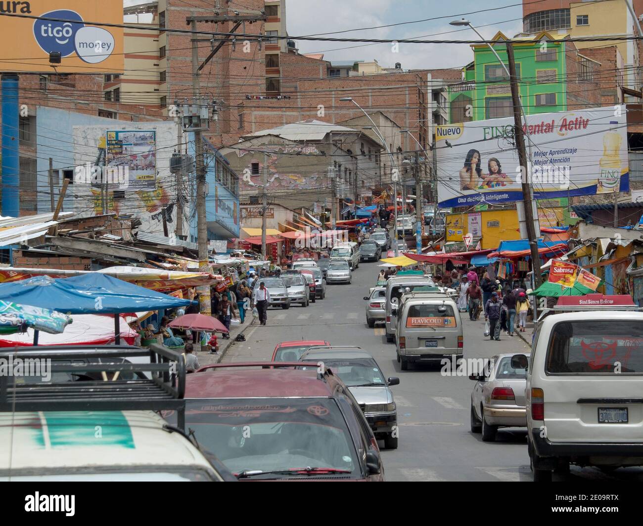 Eine belebte Straße mit Minibussen und Straßenständen in La Paz, Bolivien Stockfoto