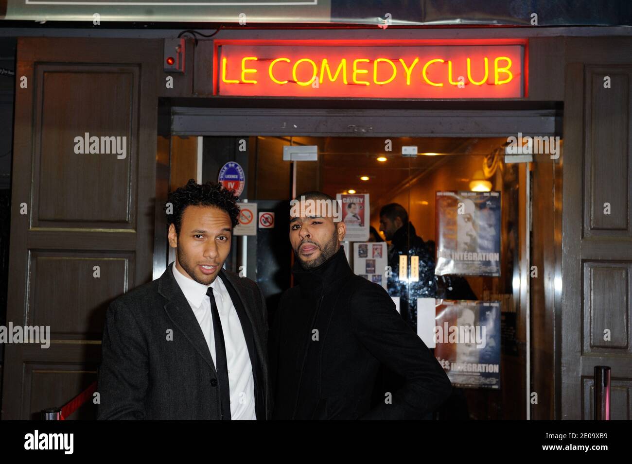 Rachid Debbouze, Yassine Azzouz bei der Premiere von "La Desintegration" im Le Comedy Club, Paris, Frankreich am 8. Februar 2012. Foto von Alban Wyters/ABACAPRESS.COM Stockfoto