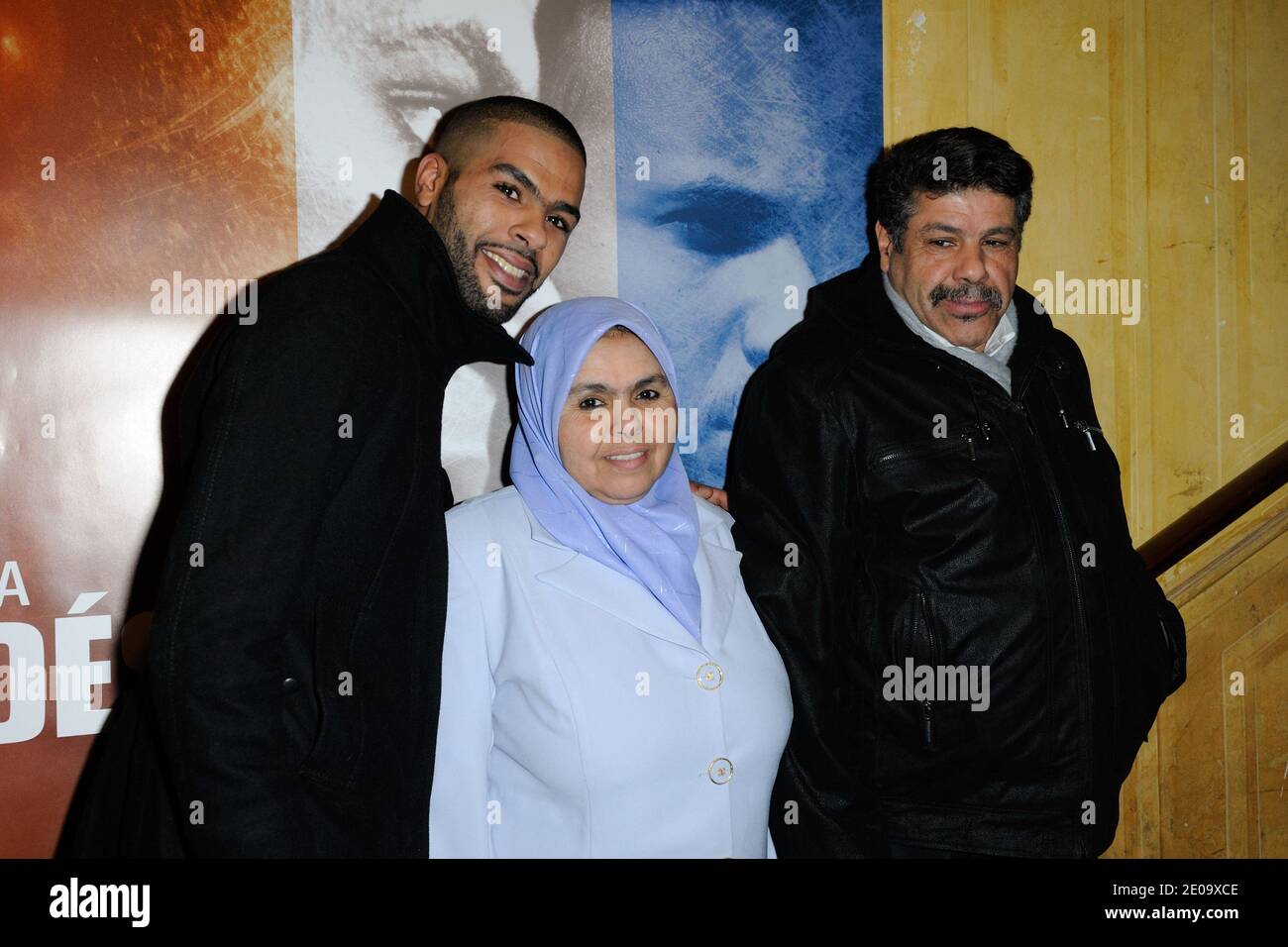 Rachid Debbouze mit seinen Eltern bei der Premiere von "La Desintegration" im Le Comedy Club, Paris, Frankreich am 8. Februar 2012. Foto von Alban Wyters/ABACAPRESS.COM Stockfoto