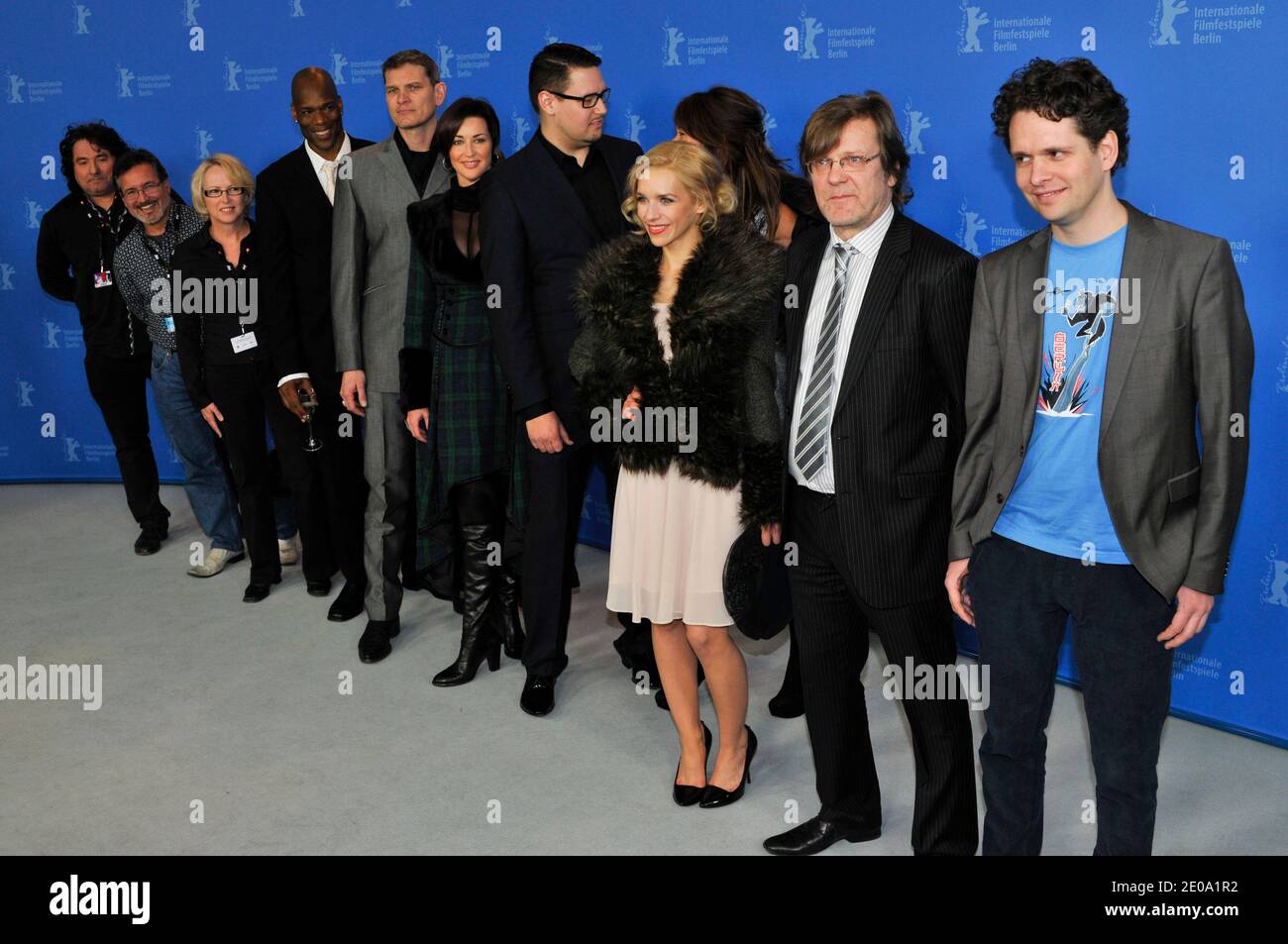 Die Schauspieler Goetz Otto, Christopher Kirby, Stephanie Paul, der Regisseur Timo Vuorensola, die Schauspielerin Peta Sergeant und Julia Dietze mit den Produzenten Tero Kaukomaa und Olivier Damian besuchen die Fotozelle "Iron Sky" für die 62. Internationalen Filmfestspiele Berlin am 11. Februar 2012 in Berlin. Die 62. Berlinale findet vom 09. Bis 19. Februar statt. Foto von Aurore Marechal/ABACAPRESS.COM Stockfoto